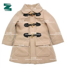 Płaszcz Dla Dzieci Z Dekoracyjnym Guzikiem