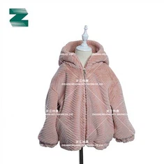 Płaszcz ze sztucznego futra w jodełkę z kapturem i zapięciem na suwak dla dzieci